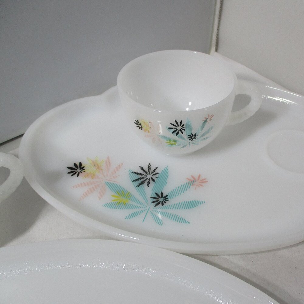 Vintage MCM  Atomic Flower Milk Glass  Coffee Patio Snack Set Tray & Cup - Picture 4 of 12